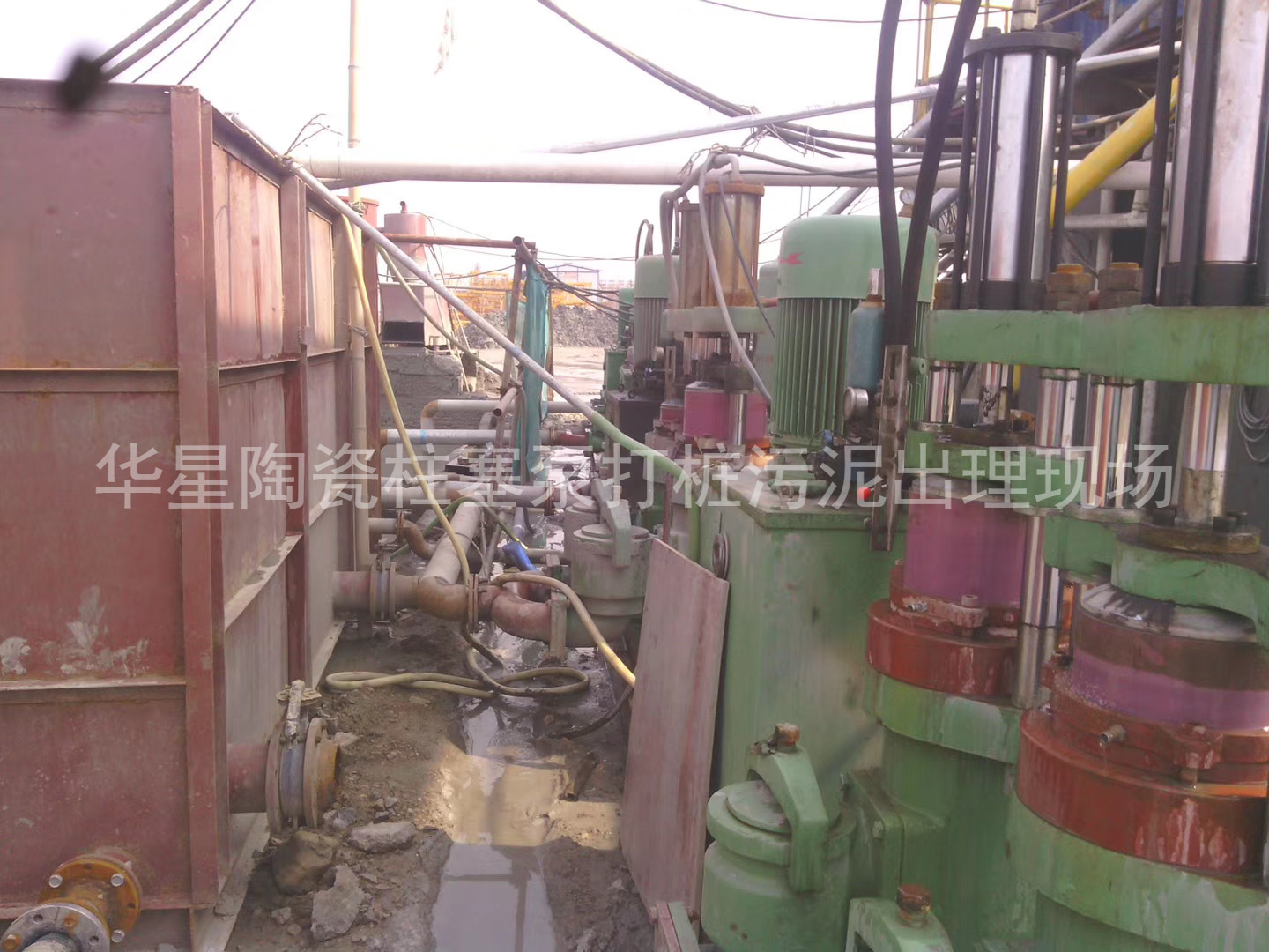 陶(tao)瓷柱(zhu)塞泵(beng)使用(yong)現場(chang)房地(di)産打(da)樁污(wu)泥出(chu)理