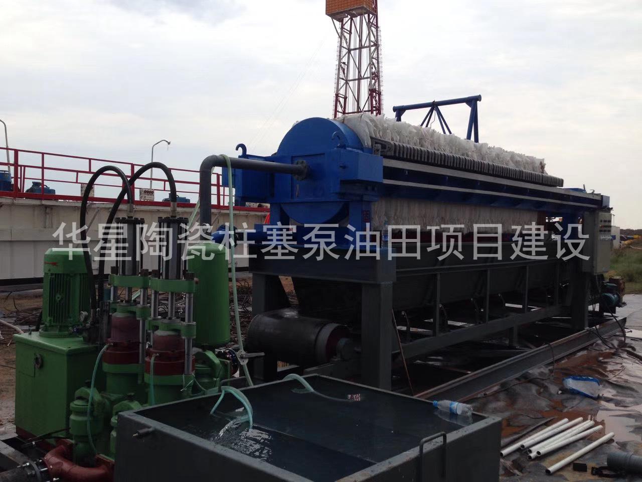 陶(tao)瓷柱塞(sai)泵使用(yong)現場油(you)田項目(mu)建設