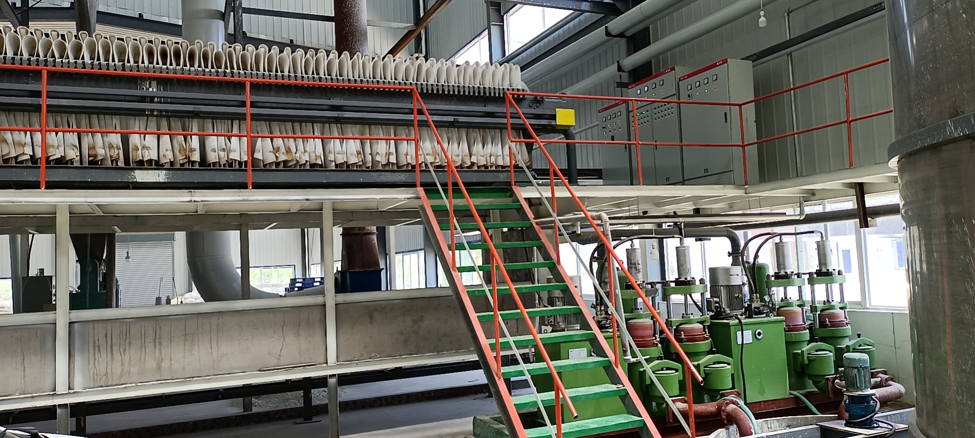 油(you)壓陶瓷(ci)柱塞泥(ni)漿泵